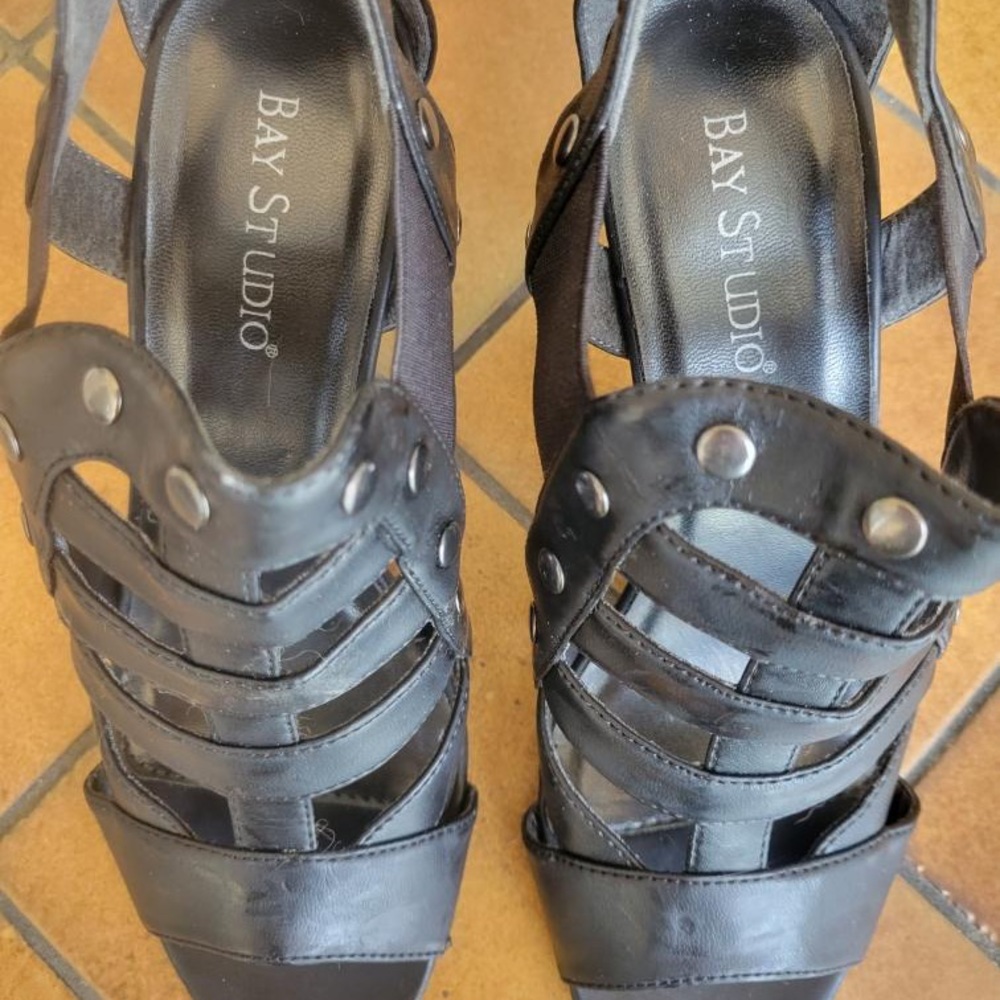 Bay Studio strappy black sandal with heel and open toe - NEW